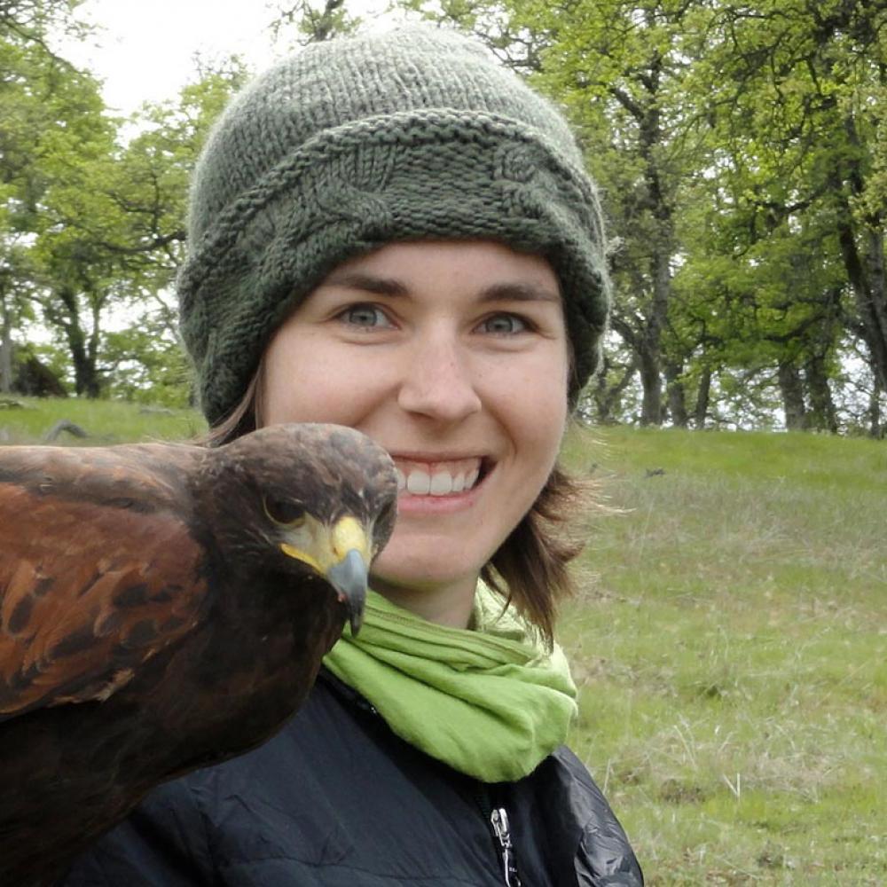 一名女学生手持一只鹰
