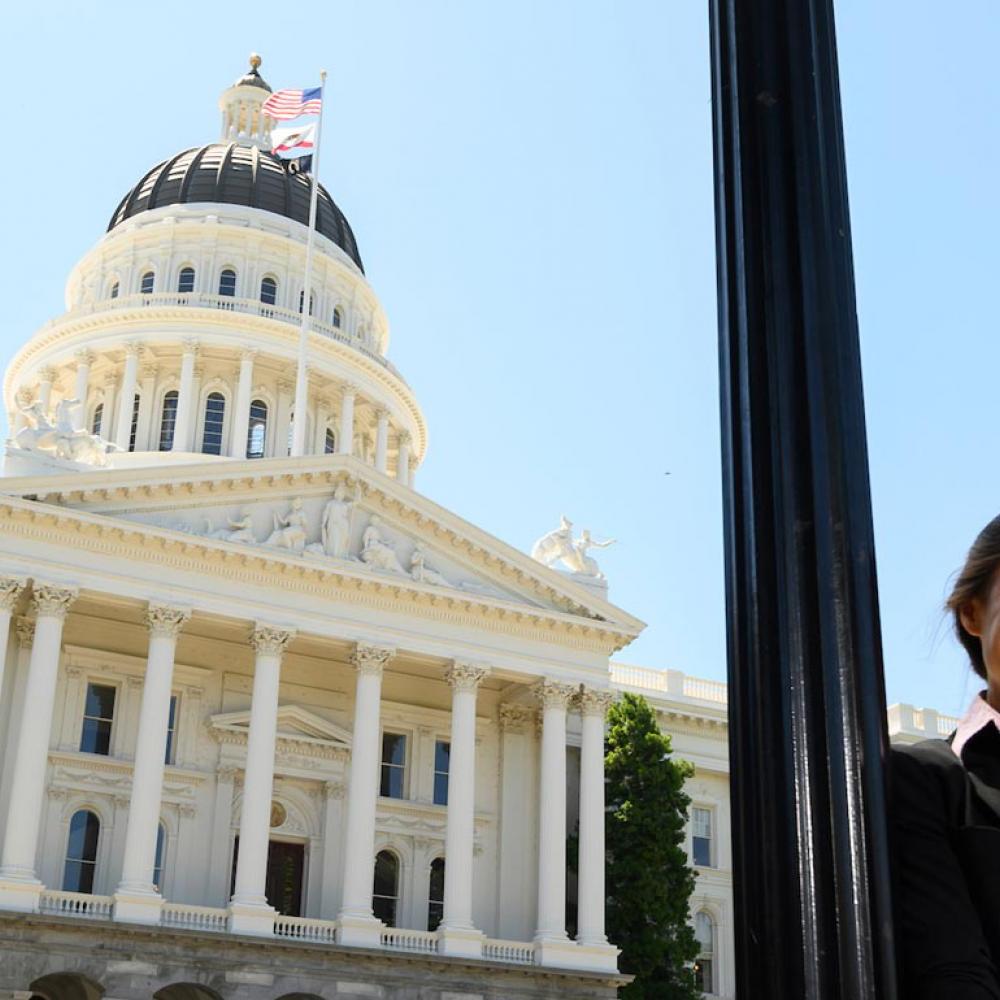 一名女学生以加州议会大厦为背景