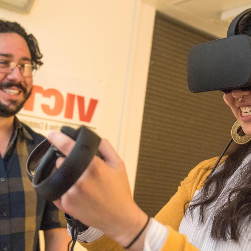 一名学生在使用虚拟现实设备时微笑.